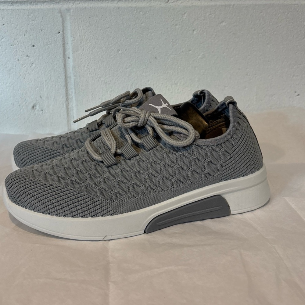Danskin women’s gray Honor sneaker shoes slip ons size 7M